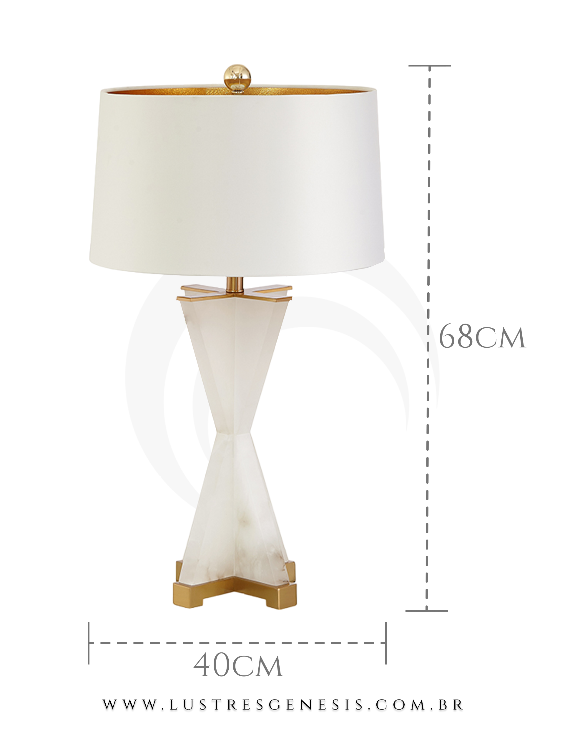 Abajur Selene de mesa com base geométrica em mármore branco e detalhes dourados, cúpula branca e acabamento luxuoso, ideal para quartos e escritórios.